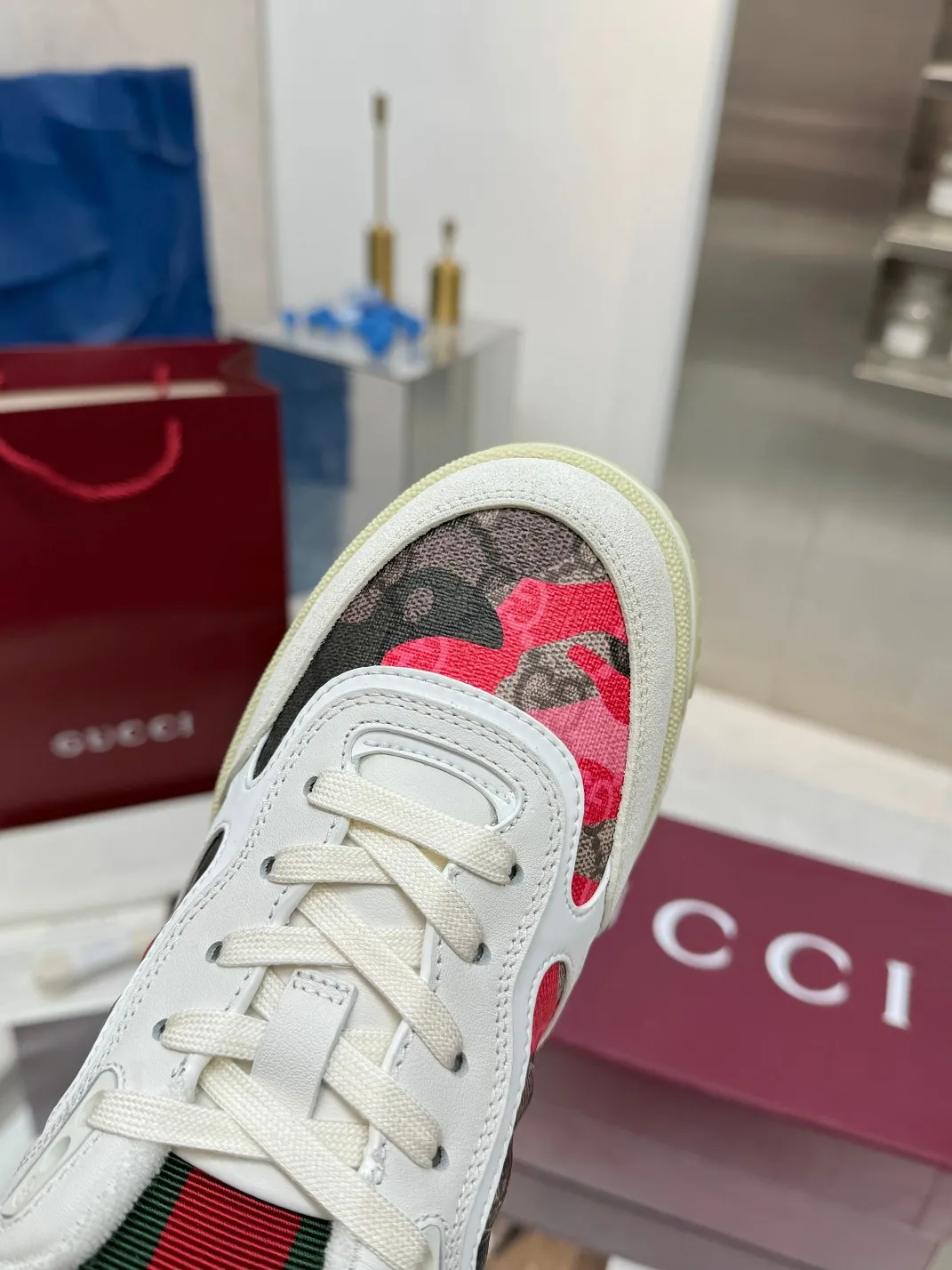 Men's Men's Shoes 💰640 Gucci Gucci's latest hot-selling series of high and low-top distressed couple sneakers are shipped. The originals are purchased, developed and manufactured. This high-low top sneaker adopts a basketball-style silhouette design, cleverly integrated with hollow panels and distressed effects, showing its unique ingenuity. The ingenuity incorporates brand logo details such as interlocking Double G styling accessories and Gucci lettering, a low-key tribute to the brand's design heritage.  ▪️ Fabric: Original customized imported first-layer cowhide ▪️ Lining: Sweat-absorbent and deodorant towel lining ▪️ Sole: Original molded TPU sole ▪️ Sole thickness: 3cm ▪️ Size: 36-40 (35 women 41 custom-made